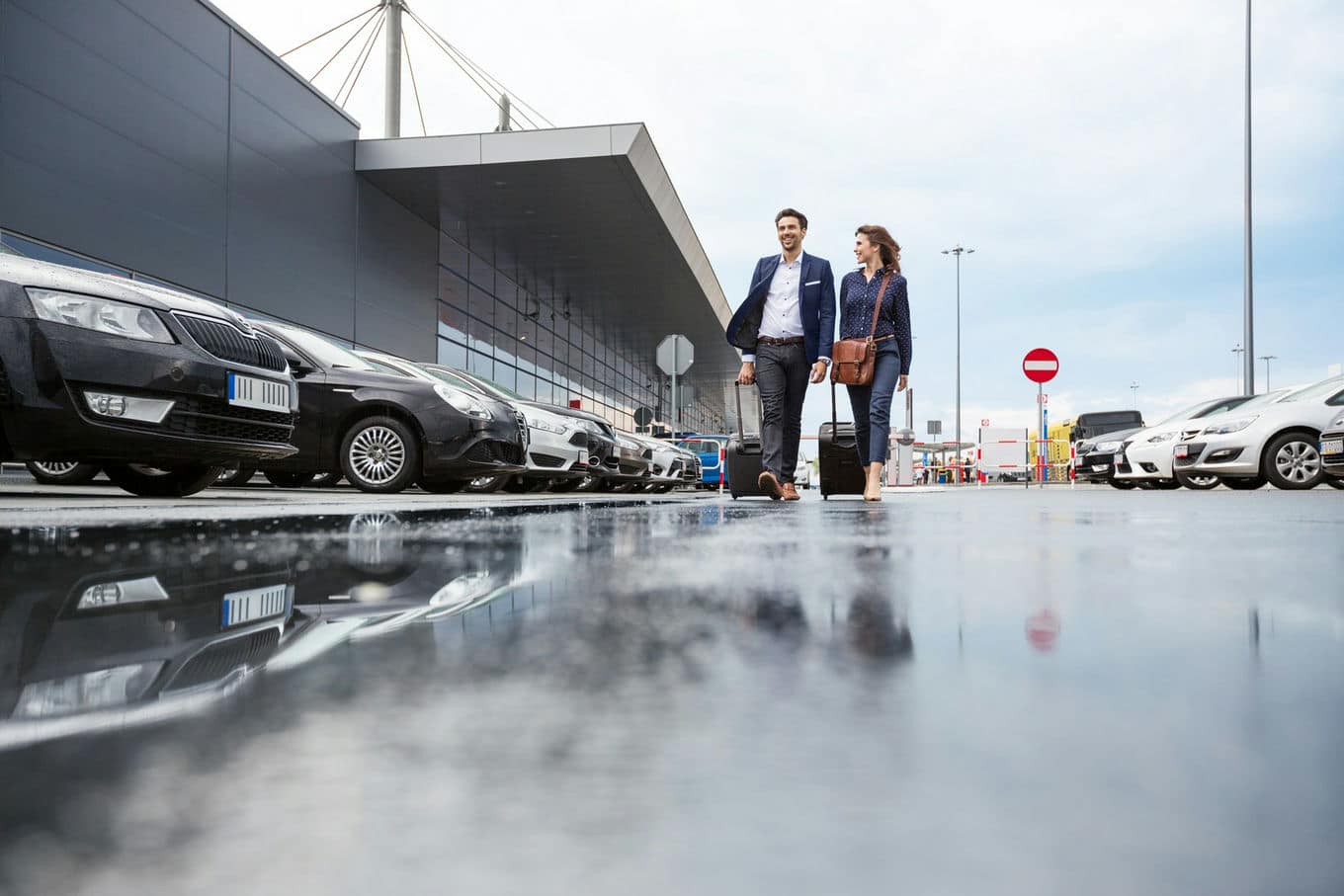 Jak odebrać auto po przylocie i wykorzystać usługi dodatkowe parkingu?
