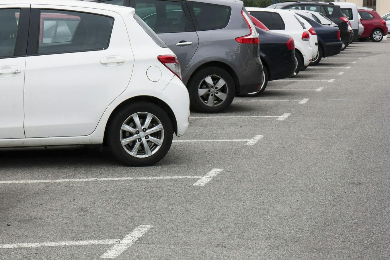 Bezpieczeństwo pojazdów na parkingu w Katowicach Pyrzowicach