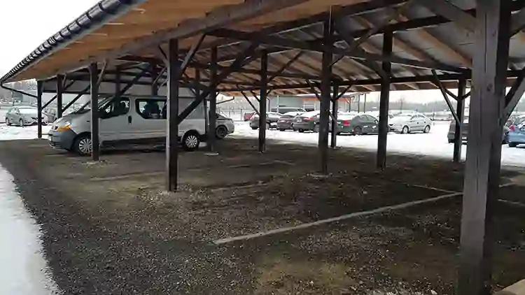 miejsca parkingowe pod wiatą